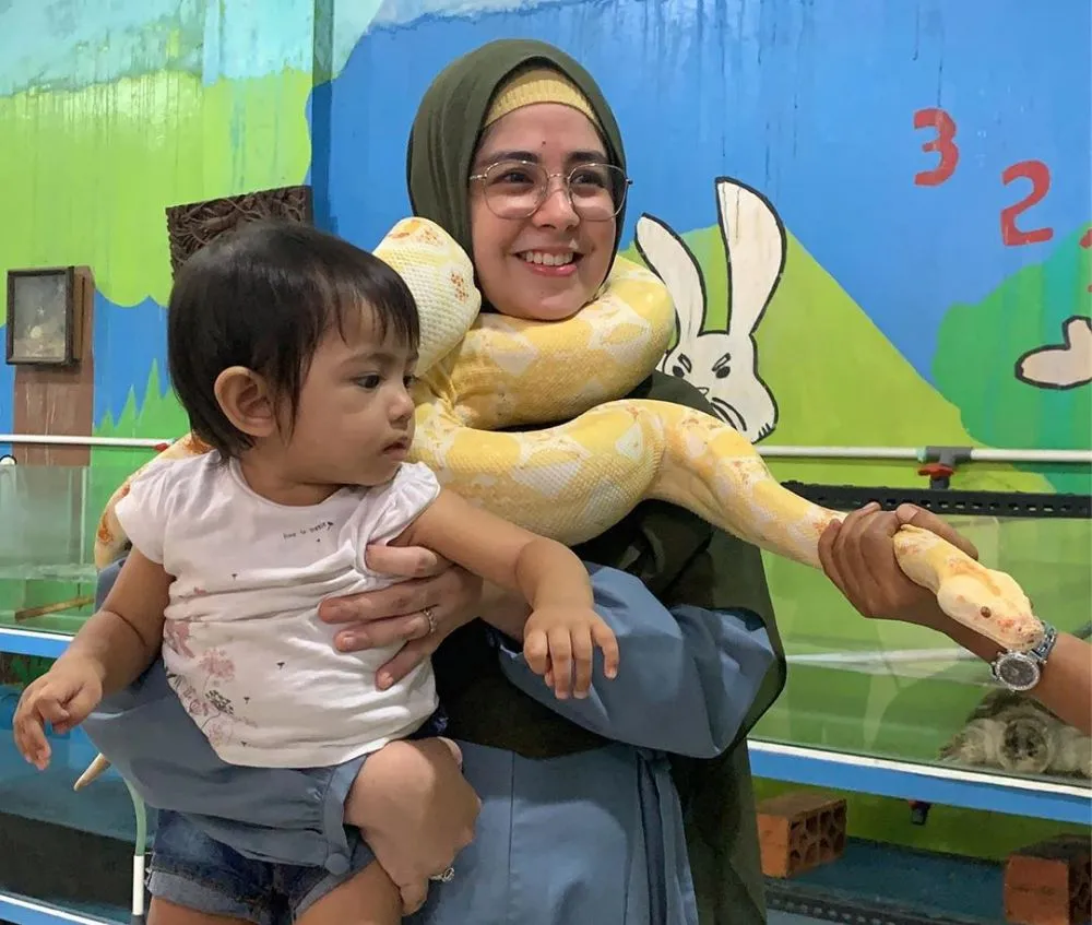 Seleb pose ular lagi  berbagai sumber 