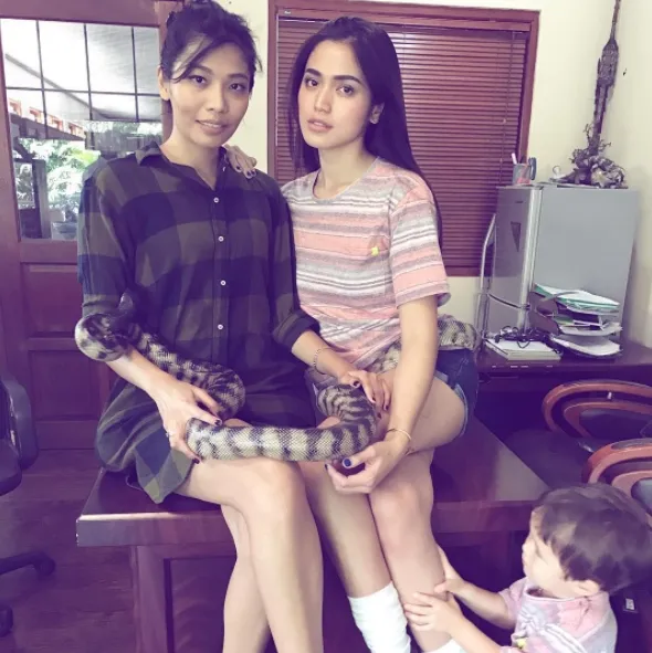 Seleb pose ular lagi  berbagai sumber 