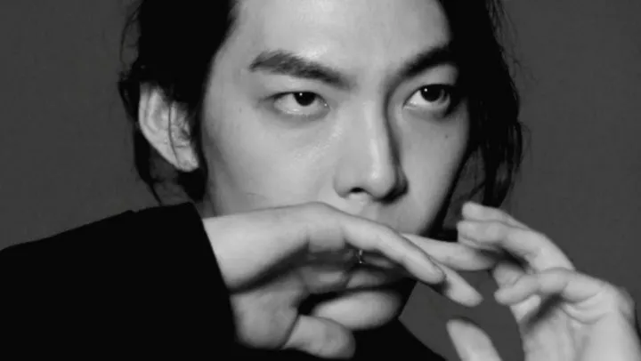 7 Pesona Kim Woo-bin comeback berambut gondrong instagram 7 Pesona Kim Woo-bin comeback berambut gondrong instagram