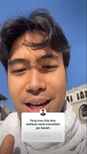 Vidi Aldiano umrah © 2020 brilio.net Vidi Aldiano umrah © 2020 brilio.net