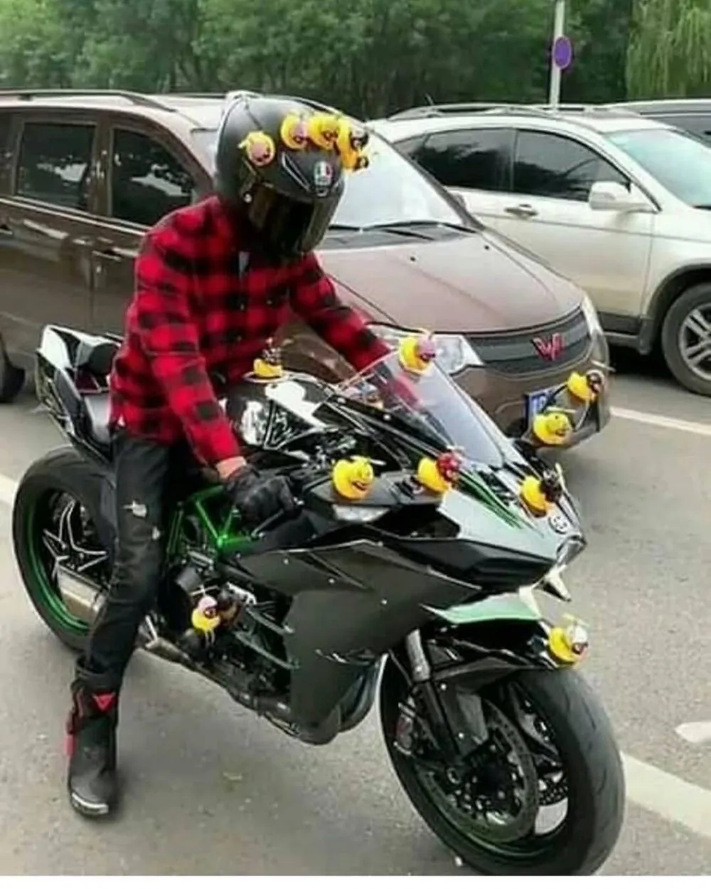 potret nyeleneh kendaraan di jalan © berbagai sumber