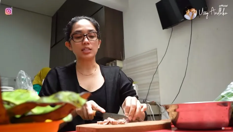 ussy makan bareng karyawan © 2020 brilio.net