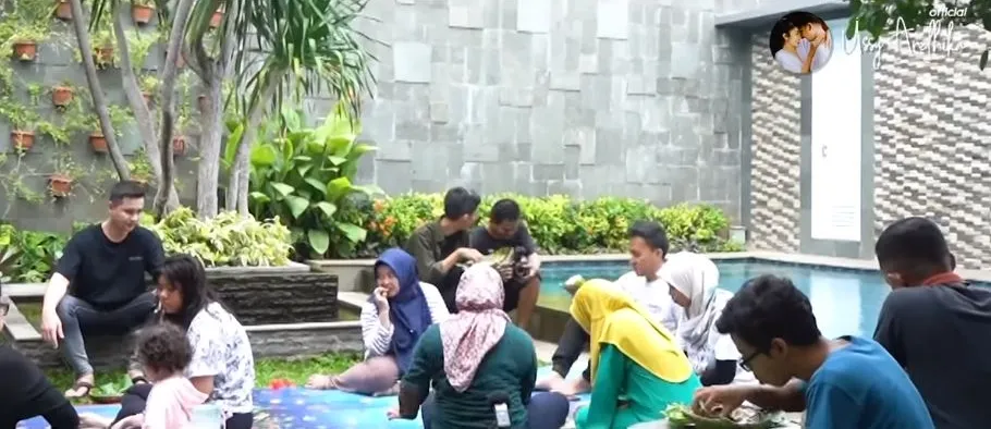 ussy makan bareng karyawan © 2020 brilio.net