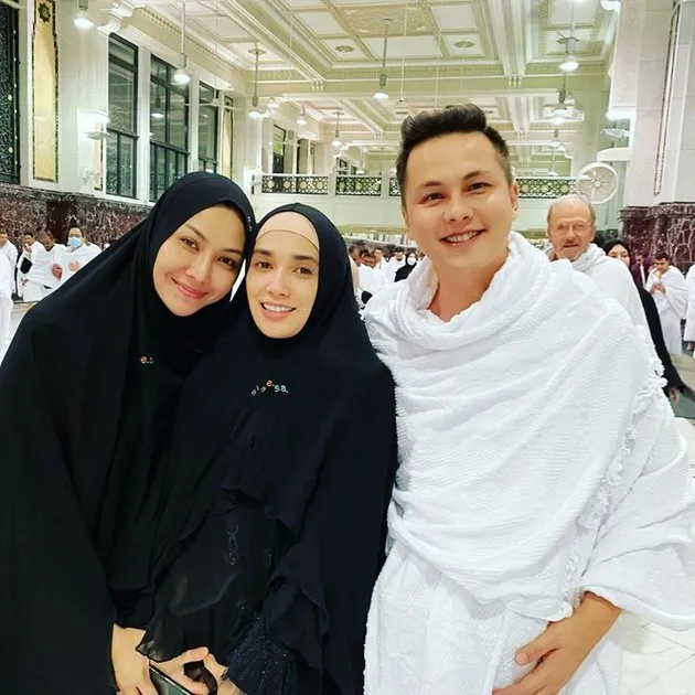 Momen umrah Ussy dan Andhika Instagram Momen umrah Ussy dan Andhika Instagram