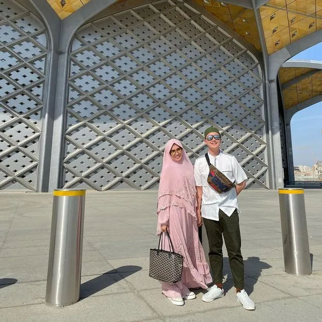 Momen umrah Ussy dan Andhika Instagram Momen umrah Ussy dan Andhika Instagram