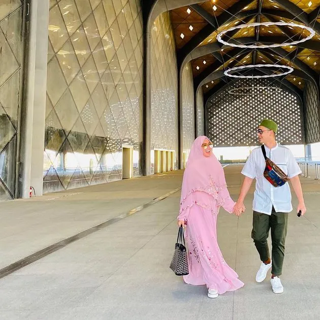 Momen umrah Ussy dan Andhika Instagram Momen umrah Ussy dan Andhika Instagram