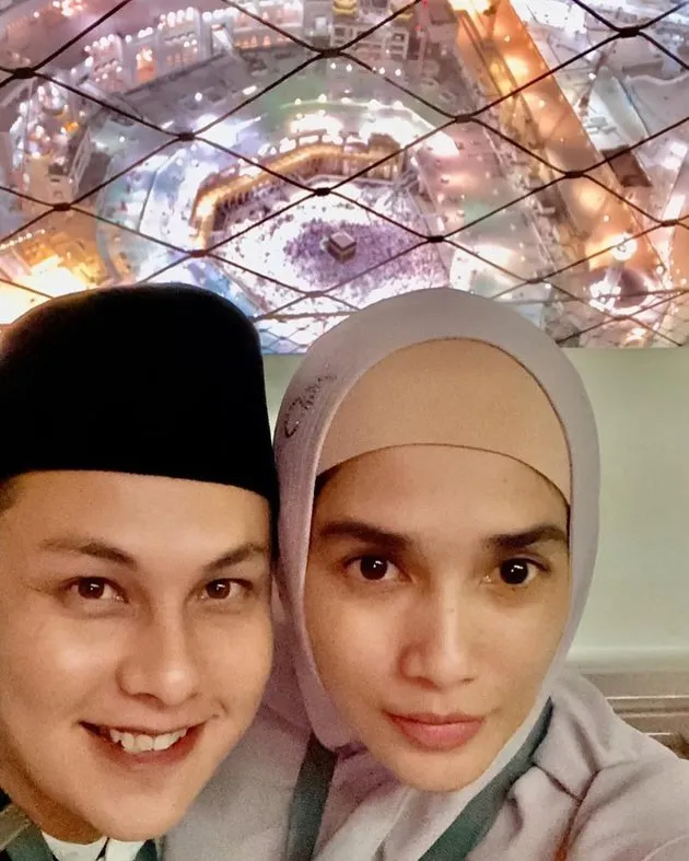 Momen umrah Ussy dan Andhika Instagram Momen umrah Ussy dan Andhika Instagram