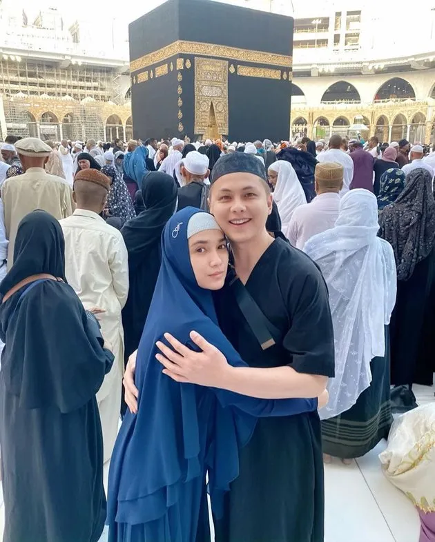 Momen umrah Ussy dan Andhika Instagram Momen umrah Ussy dan Andhika Instagram