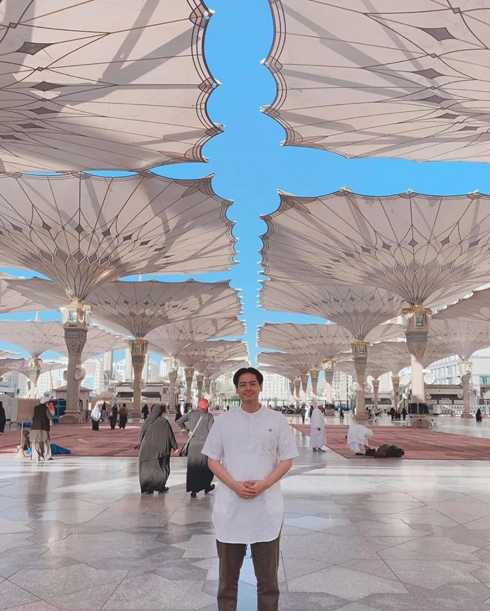 Momen Roger Danuarta umrah pertama kali Instagram