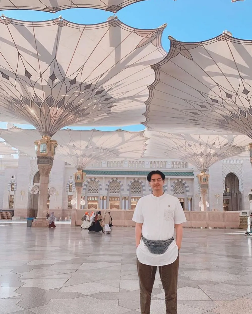 Momen Roger Danuarta umrah pertama kali Instagram