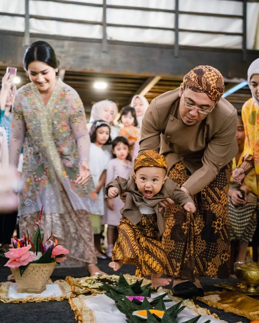 Tedak siten anak Fitri Ayu © 2020 brilio.net Tedak siten anak Fitri Ayu © 2020 brilio.net