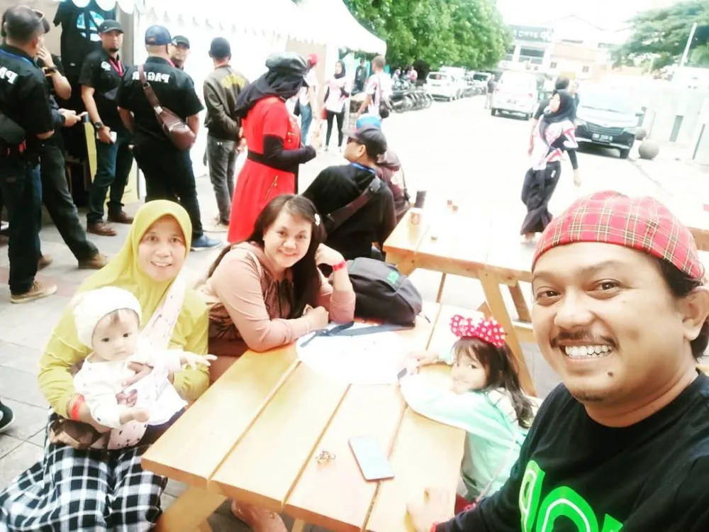 Tisna TOP dan keluarga © 2020 brilio.net Tisna TOP dan keluarga © 2020 brilio.net