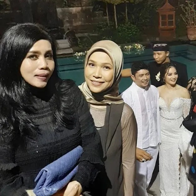 pernikahan Tiwi eks T2 dan Arsyad © 2020 instagram.com pernikahan Tiwi eks T2 dan Arsyad © 2020 instagram.com