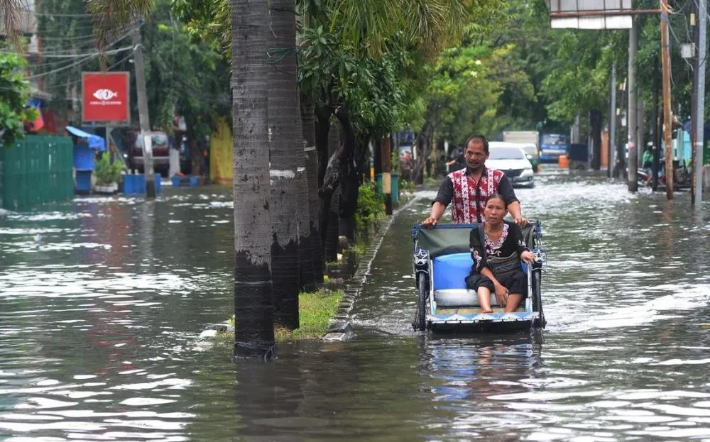 5 Potret tetap semangat bekerja di tengah banjir Berbagai sumber 5 Potret tetap semangat bekerja di tengah banjir Berbagai sumber
