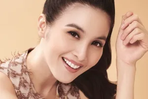 Nggak cuma jago makeup, 10 artis ini punya brand kosmetik