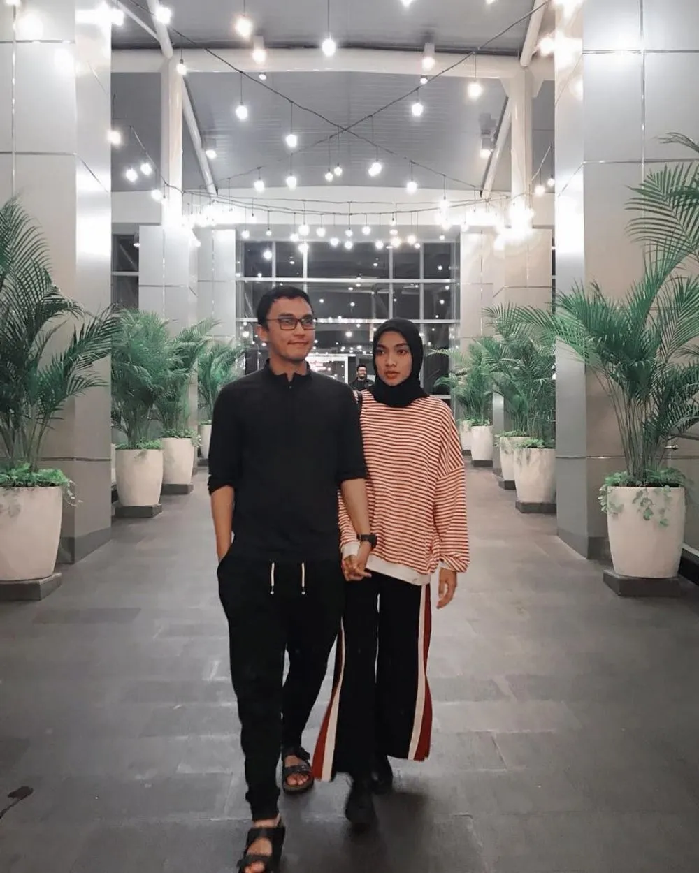 Momen Tika Bravani dan suami  Instagram