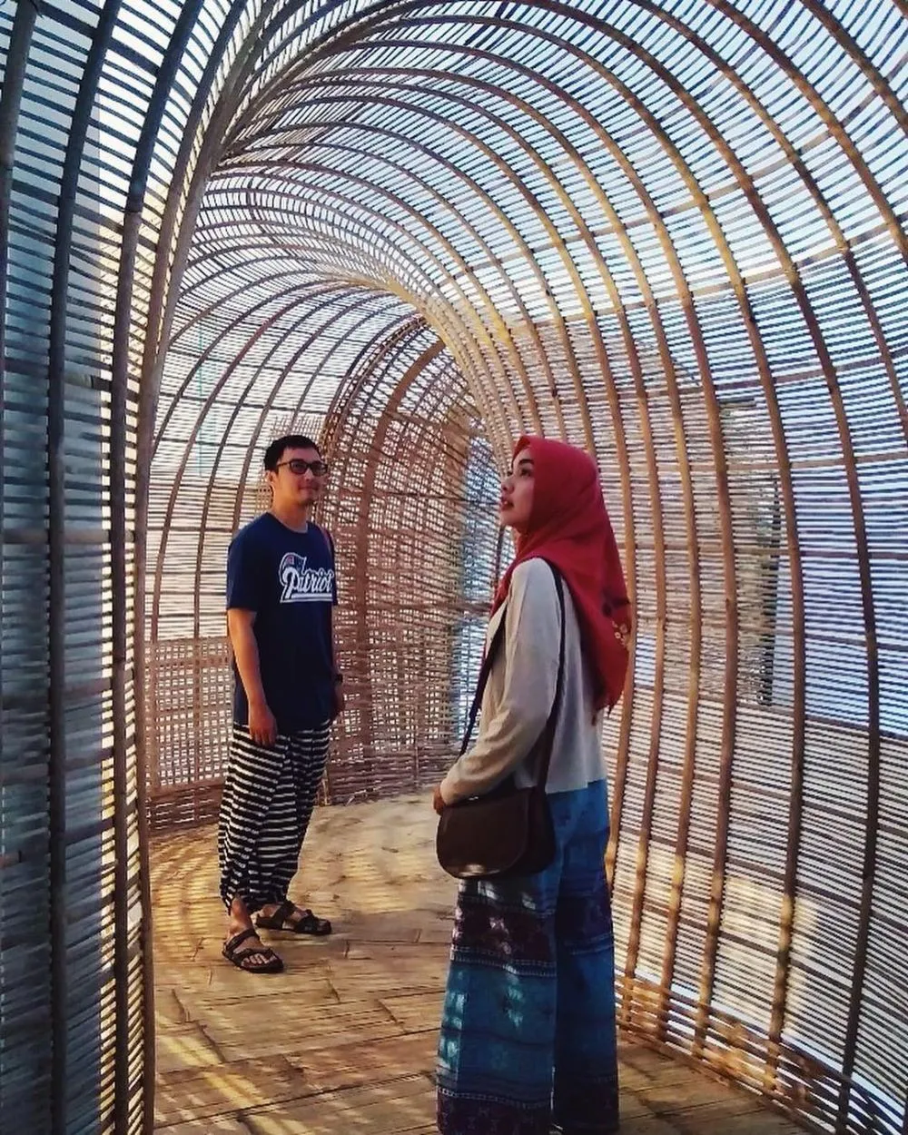 Momen Tika Bravani dan suami  Instagram