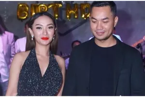 Akhirnya go public, ini 6 potret mesra Zaskia Gotik & pacar baru