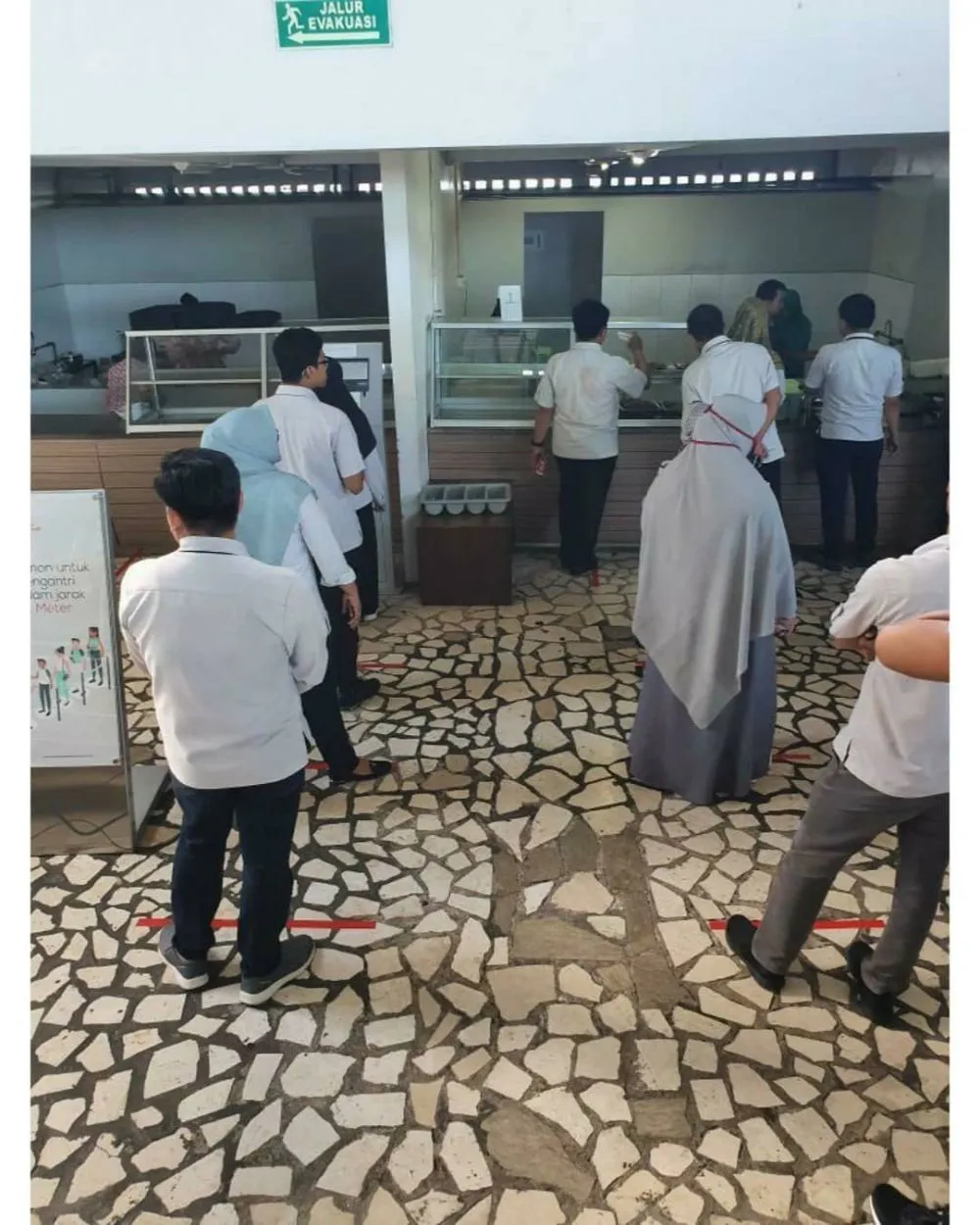 social distancing di indonesia © 2020 brilio.net social distancing di indonesia © 2020 brilio.net