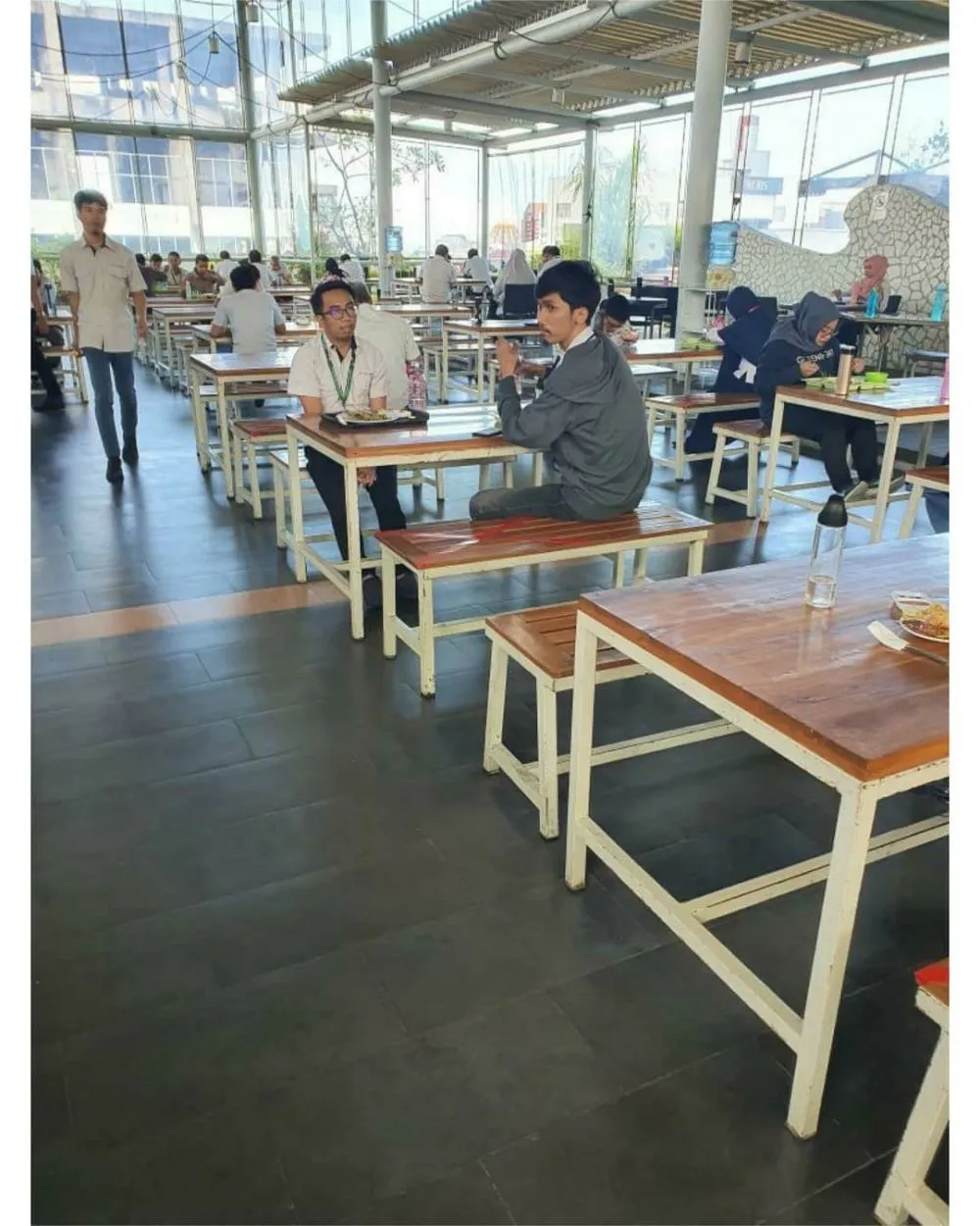 social distancing di indonesia © 2020 brilio.net social distancing di indonesia © 2020 brilio.net