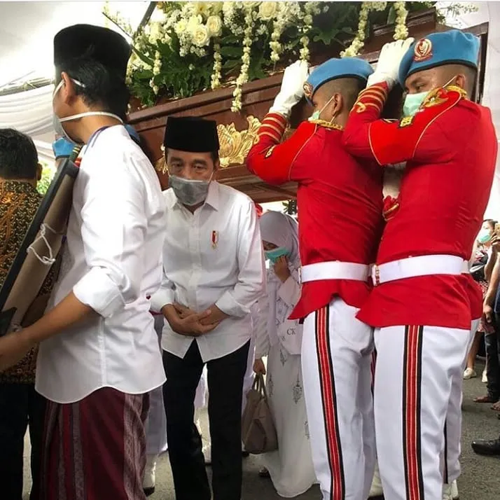 Momen haru pemakaman ibunda Jokowi Instagram Momen haru pemakaman ibunda Jokowi Instagram