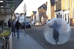 Wanita ini punya acara unik menangkal corona, pakai gelembung raksasa