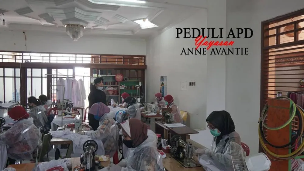 Anne Avantie donasi APD berbagai sumber