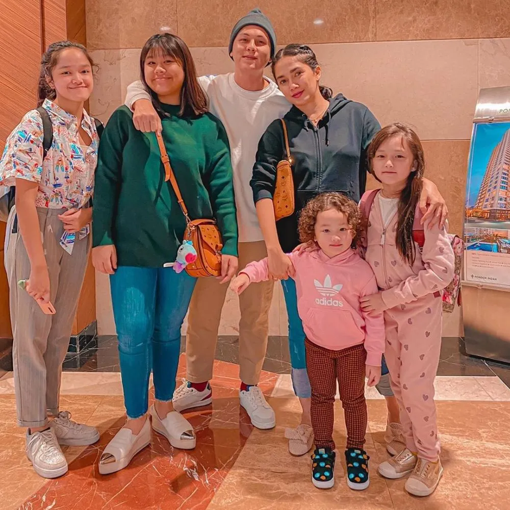 Seleb dengan anak perempuan  Instagram