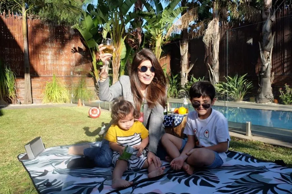 6 seleb di beberapa negara © 2020 Instagram/@carissa_puteri ;  Instagram/@maudyayunda