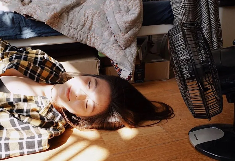 6 seleb di beberapa negara © 2020 Instagram/@carissa_puteri ;  Instagram/@maudyayunda