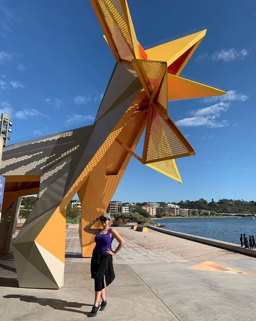 6 seleb di beberapa negara © 2020 Instagram/@carissa_puteri ;  Instagram/@maudyayunda