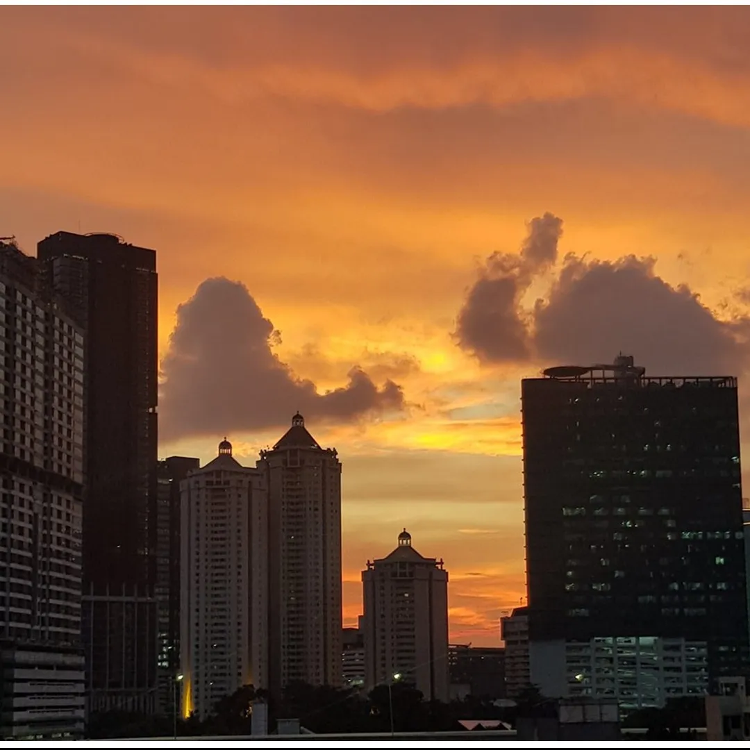 10 Penampakan langit senja Jakarta di masa isolasi corona beda banget