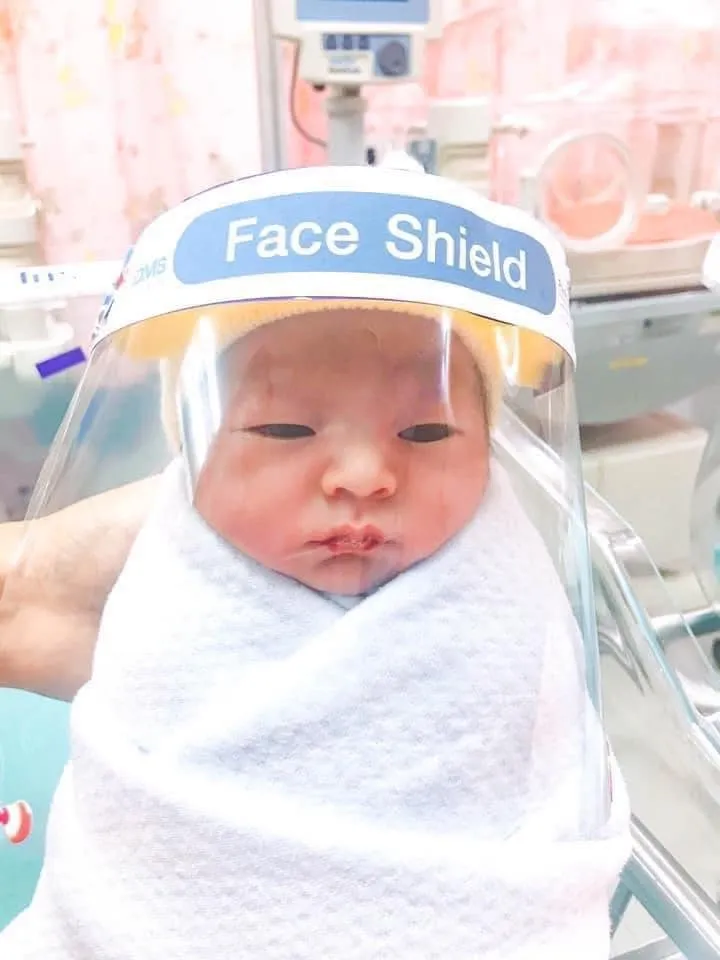 bayi memakai face shield berbagai sumber