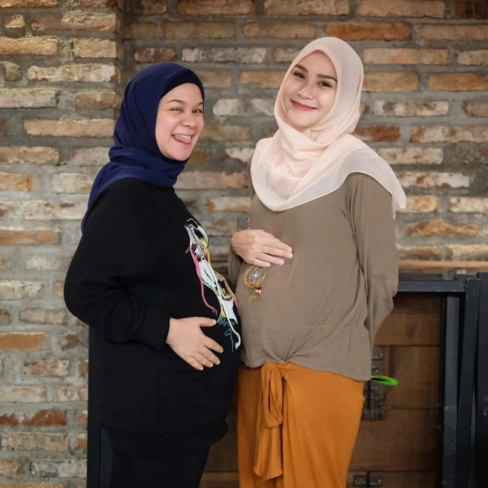 seleb hamil barengan dengan kakak © 2020 brilio.net