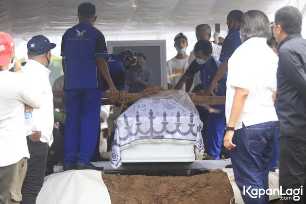 suasana pemakaman glenn fredly © 2020 brilio.net suasana pemakaman glenn fredly © 2020 brilio.net