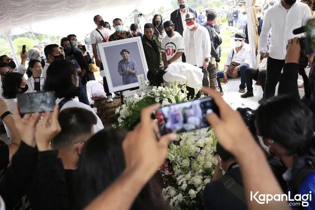 suasana pemakaman glenn fredly © 2020 brilio.net suasana pemakaman glenn fredly © 2020 brilio.net