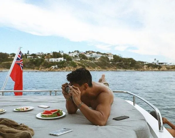 9 Potret Pangeran Mateen pamer dada bidang Instagram