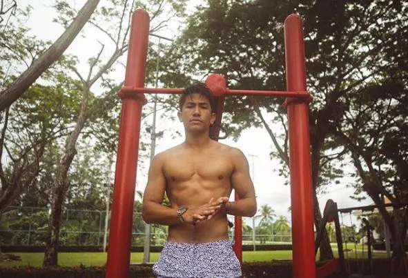 9 Potret Pangeran Mateen pamer dada bidang Instagram