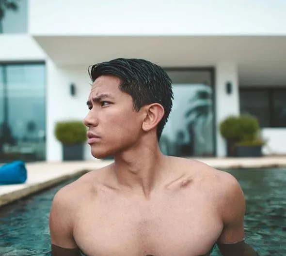 9 Potret Pangeran Mateen pamer dada bidang Instagram