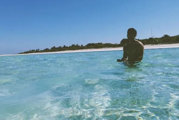 9 Potret Pangeran Mateen pamer dada bidang Instagram