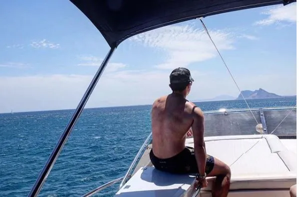 9 Potret Pangeran Mateen pamer dada bidang Instagram