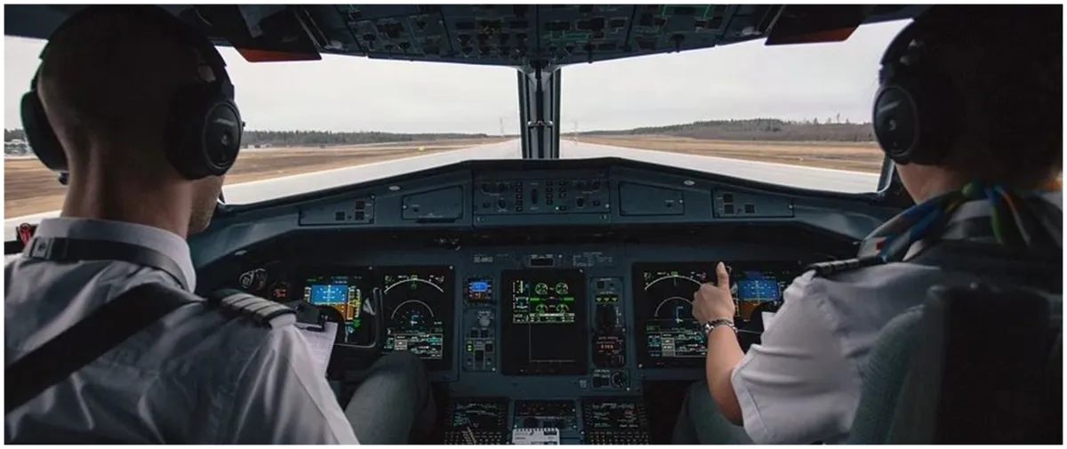 Pilot ini bikin simbol hati untuk pekerja medis, potretnya memukau