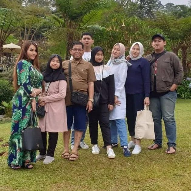 Nita Thalia dan istri pertama suaminya Instagram