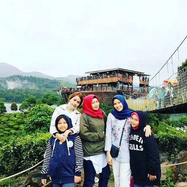 Nita Thalia dan istri pertama suaminya Instagram