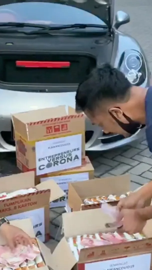 bagi-bagi sembako dan uang © 2020 brilio.net bagi-bagi sembako dan uang © 2020 brilio.net