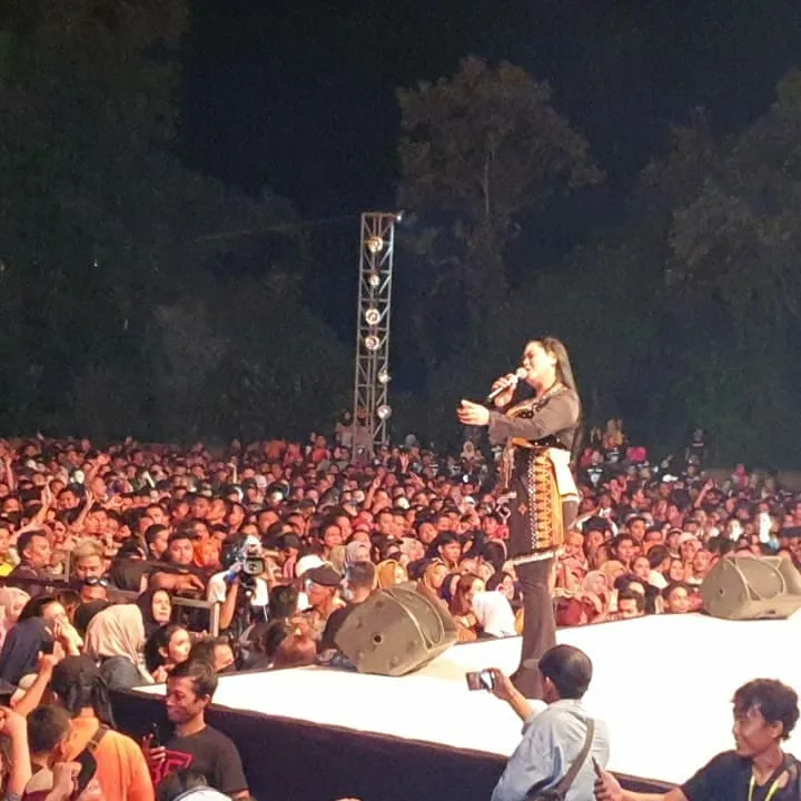 Aksi pentas Yan Vellia istri Didi Kempot © 2020 brilio.net Aksi pentas Yan Vellia istri Didi Kempot © 2020 brilio.net