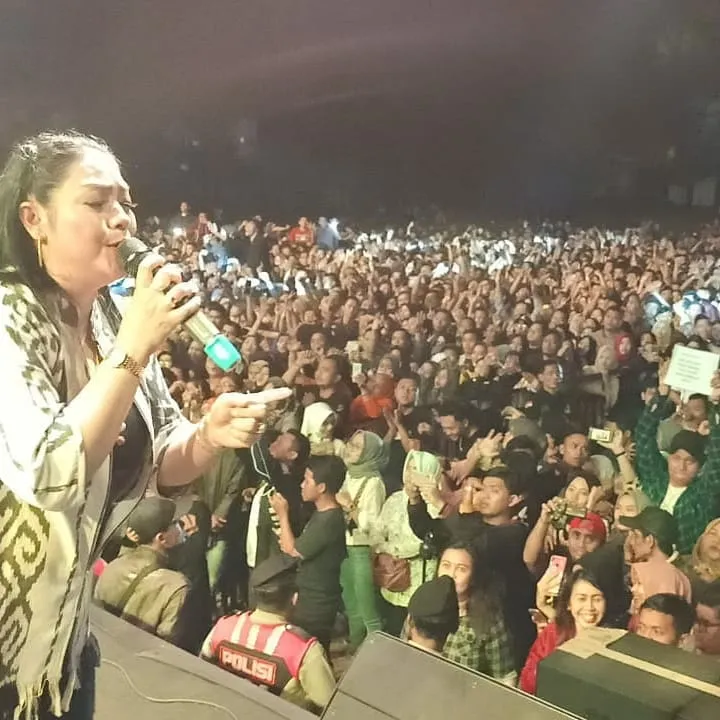 Aksi pentas Yan Vellia istri Didi Kempot © 2020 brilio.net Aksi pentas Yan Vellia istri Didi Kempot © 2020 brilio.net