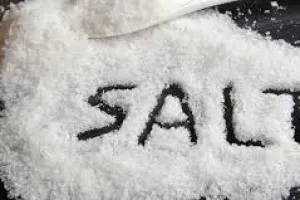 Berkumur air garam bisa atasi virus corona, mitos atau fakta?