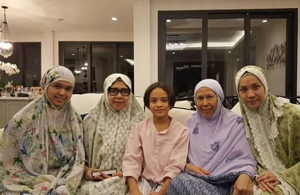 Lebaran BCL ditemani keluarga besar Instagram