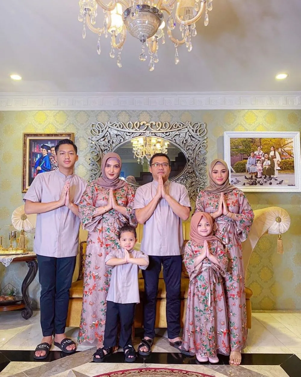 lebaran keluarga Anang-Ashanty © 2020 Instagram/@ananghijau ; Instagram/@ashanty_ash lebaran keluarga Anang-Ashanty © 2020 Instagram/@ananghijau ; Instagram/@ashanty_ash